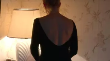 El vestido negro con manga larga y espalda desnuda de Violette Mandini (Virginie Efira) en Una familia en alquiler