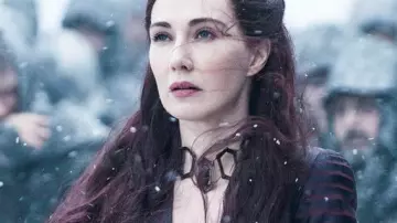 Le collier de Melisandre (Carice van Houten) dans Game of Thrones (S06E01)