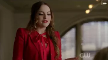 Blazer de crêpe rojo usado por Fallon Carrington (Elizabeth Gillies) en Dynasty Temporada 3 Episodio 9