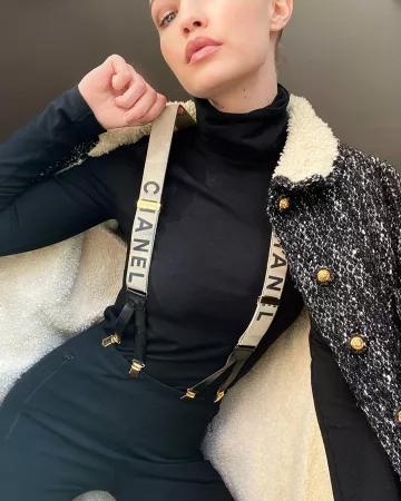 Chanel Pre Owned CC Suspenders usados por Jelena Noura "Gigi" Hadid París 21 de enero de 2020