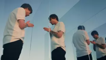 Polo blanc de Louis Tomlinson dans Louis Tomlinson - Walls (Video Oficial)