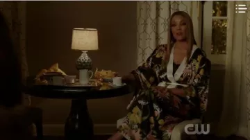 Túnica de satén con estampado floral usada por Dominique Deveraux (Michael Michele) en Dynasty Temporada 3 Episodio 9
