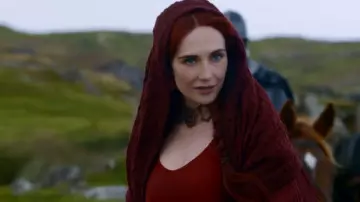 La robe de Melisandre (Carice van Houten) dans Game of Thrones (S06E01)
