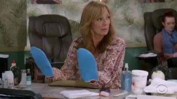 Blusa con estampado floral usada por Bonnie (Allison Janney) en Mom Temporada 7 Episodio 12