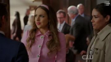 Rose Blazer en Crêpe de Laine portés par Fallon Carrington (Elizabeth Gillies) dans la Dynastie Saison 3 Épisode 9