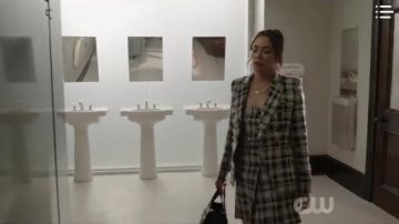 Gris Robe à Carreaux portée par Cristal Carrington (Daniella Alonso) dans la Dynastie Saison 3 Épisode 9