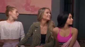 Verte suede moto veste portée par Victoria P. dans Le Bachelor Saison 24 Episode 3