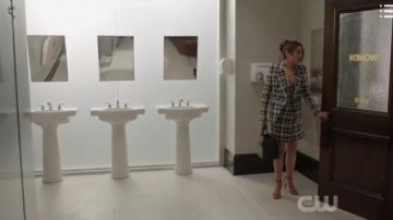 En Cuir rouge Talons hauts Sandales portées par Cristal Carrington (Daniella Alonso) dans la Dynastie Saison 3 Épisode 9