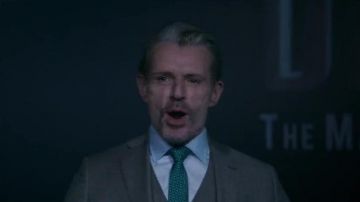 La cravate verte à pois blanc de Eric Angstrom (Lambert Wilson) dans Les Traducteurs