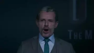 La corbata verde con lunares blancos de Eric Angstrom (Lambert Wilson) en The Translators