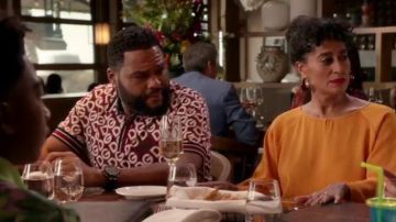 Camiseta polo de manga corta usada por Andre 'Dre' Johnson (Anthony Anderson) en negro Temporada 6 Episodio 13