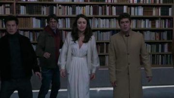 Gilet en laine blanc de Katerina Anisinova (Olga Kurylenko) dans Les Traducteurs