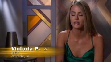 Satin vert bénitier drapé de la robe portée par Victoria P. dans Le Bachelor Saison 24 Episode 3