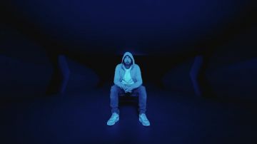 Sneakers white Eminem in Eminem - Darkness (Official Video)
