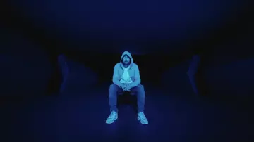 Sneakers blanche de Eminem dans Eminem - Darkness (Official Video)