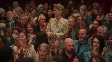 Le manteau long à imprimés fleuris vintage de Jean Milburn (Gillian Anderson) dans Sex Education (Saison 2 Episode 1)