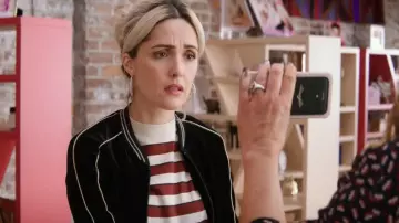 T-shirt basique à rayures de Mel Carter (Rose Byrne) dans Like a Boss