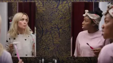 Hoodie rose de Mia (Tiffany Haddish) dans Like a Boss