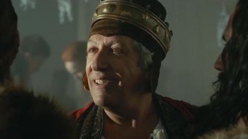 La couronne du duc d'Aquitaine (Alain Chabat) dans Kaamelott - Premier Volet