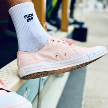 Las converses rosas de Reead en la cuenta de Instagram @reead