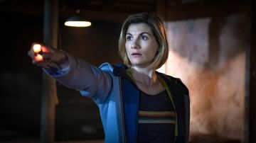 Rainbow Stripe Shirt of The Doctor (Jodie Whittaker) in Doctor Who (S12E01)