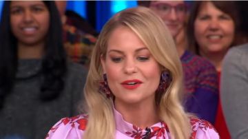 Lele Sadoughi Paper Lily Pendientes usados por Candace Cameron-Bure en Good Morning America enero 21, 2020