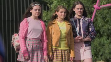 Falda a cuadros amarilla de Carly (Alice Bishop-Skinner) en rienda suelta (S03E06)