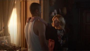 Noir Floral Robe portée par Mia Smoak (Katherine McNamara) dans Arrow Saison 8 Épisode 9