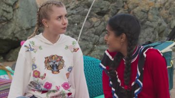 Sudadera de tigre de Becky (Kerry Ingram) en rienda suelta (S02E04)