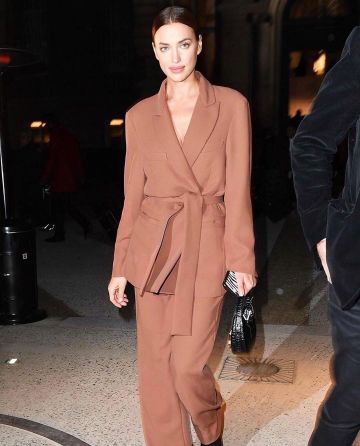 Paris Georgia Basil Suit Blazer usado por Irina Shayk Paris enero 22, 2020