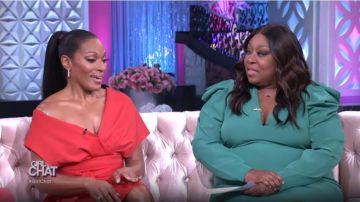 Asos Design Red Tie Off Shoulder Dress usado por Krjon Moore en The Real (2013) 21 de enero de 2020