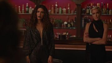 Métallique Cou plongeant le port de la Combinaison portée par Dinah Drake (Juliana Harkavy) dans Arrow Saison 8 Épisode 9