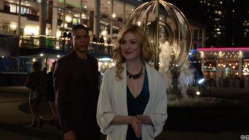 Blanc Manteau porté par Mia Smoak (Katherine McNamara) dans Arrow Saison 8 Épisode 9