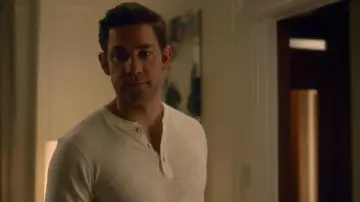 Off-white long sleeve henley of Jack Ryan (John Krasinski) in Tom Clancy's Jack Ryan (S01E04)