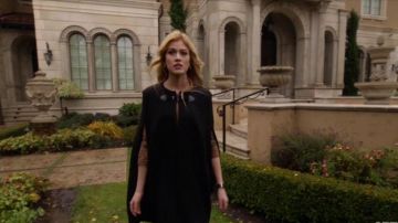 Cape noire porté par Mia Smoak (Katherine McNamara) dans Arrow Saison 8 Épisode 9