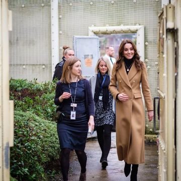 Daniella Draper Per­son­alised Gold Mid­night Moon Neck­lace worn by Catherine, Duchess of Cambridge Ely and Careau Children’s Centre January 22, 2020