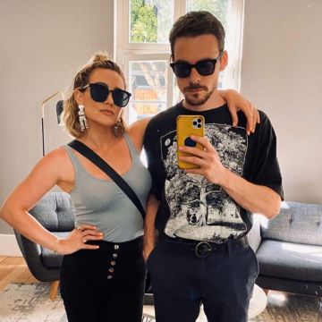 Reformación Cory High Waisted Skinny Jeans usados por Hilary Duff Instagram Story enero 22, 2020