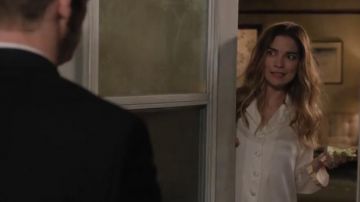 Pijama de seda usado por Alexis Rose (Annie Murphy) en Schitt's Creek Temporada 6 Episodio 3