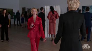 Rouge Pantalon de Costume porté par Mia Smoak (Katherine McNamara) dans Arrow Saison 8 Épisode 9