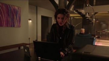 En Cuir noir Trench Manteau porté par Dinah Drake (Juliana Harkavy) dans Arrow Saison 8 Épisode 9