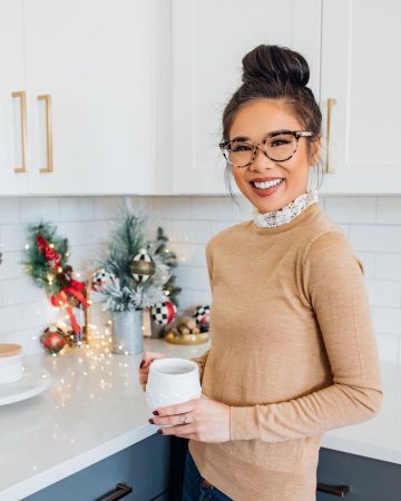 J.Crew Lace Col­lar Sweater of Hoang-Kim on the Instagram account @hkcung