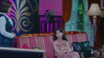 Floral imprimer Robe portée par Jang Homme Wol (UI) dans l'Hôtel Del Luna Épisode 6