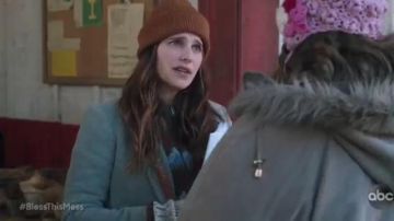 Suéter con cremallera estampado marrón usado por Rio (Lake Bell) en Bless This Mess Temporada 2 Episodio 10