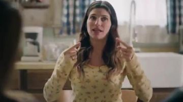 Jaune Floral Haut à Manches Longues portées par Rio (Lake Bell) dans Bénisse Ce Gâchis Saison 2 Épisode 10