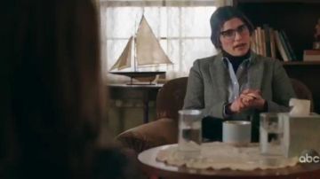 Chevrons gris Blazer porté par Rio (Lake Bell) dans Bénisse Ce Gâchis Saison 2 Épisode 10