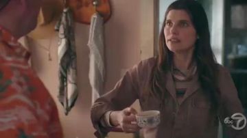 Violet/Rose Combinaison portée par Rio (Lake Bell) dans Bénisse Ce Gâchis Saison 2 Épisode 10