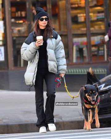 The North Face Nuptse Pliable Matelassé doudoune portés par Emily Ratajkowski promener Son Chien 21 janvier 2020
