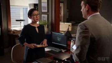 Vestido de cuello de palanca azul marino usado por Sherri Kansky (Ruthie Ann Miles) en All Rise Temporada 1 Episodio 13