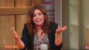 Veronica beard de Peau de Serpent Impression haut porté par Rachael Ray sur Rachael Ray Show 21 janvier 2020 