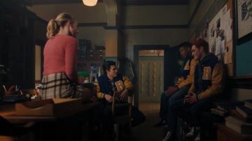 Une Ligne de Carreaux Mini Jupe portée par Betty Cooper (Lili Reinhart) à Riverdale Saison 4 Épisode 10